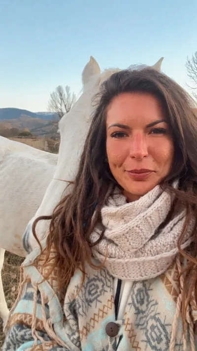 Yasmina Català Seoane junto a un caballo blanco