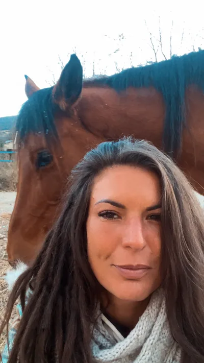 Yasmina Català Seoane junto a un caballo castaño
